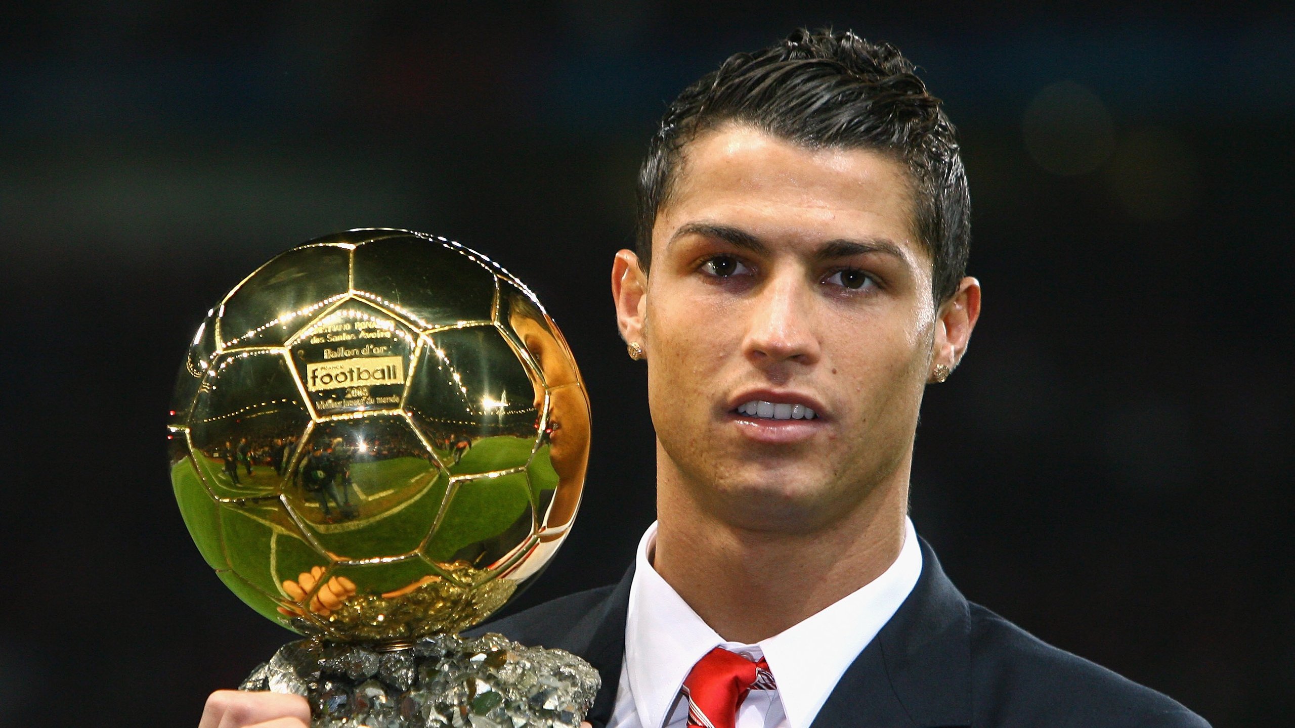 开云体育客服-莱万刷新个人纪录，德甲火力全开，莱万拿过几次德甲金靴